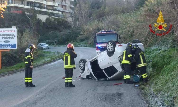 Macerata, auto si ribalta lungo via Valenti: il conducente ne esce illeso (FOTO)
