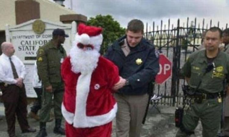 Non riceve i regali chiesti, bambino denuncia Babbo Natale Non riceve i regali chiesti, bambino denuncia Babbo Natale