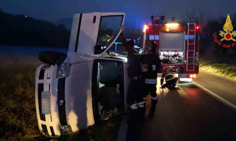 San Severino, auto si ribalta lungo la provinciale