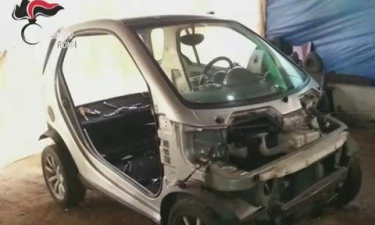 Ruba i fari da una Smart. Poi si pente e mentre li rimonta passano i carabinieri Ruba i fari da una Smart. Poi si pente e mentre li rimonta passano i carabinieri