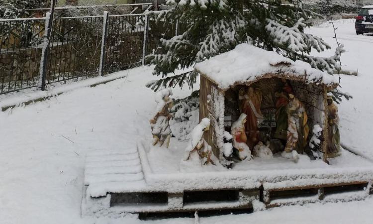 Visso e Castelsantangelo sul Nera imbiancate: copiosa nevicata in corso (FOTO E VIDEO)