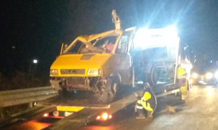 Incidente in superstrada: furgone si ribalta in mezzo alla carreggiata (FOTO) Incidente in superstrada: furgone si ribalta in mezzo alla carreggiata (FOTO)