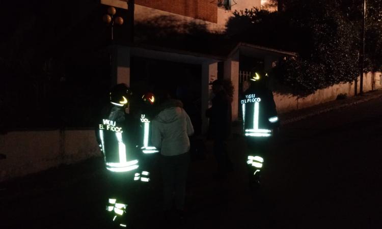 Caos a Civitanova:  la città è in tilt, una casa sventrata da un fulmine (FOTO)