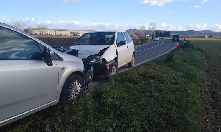 Frontale tra due auto sulla Provinciale 485: due persone trasportate in Ospedale (FOTO)