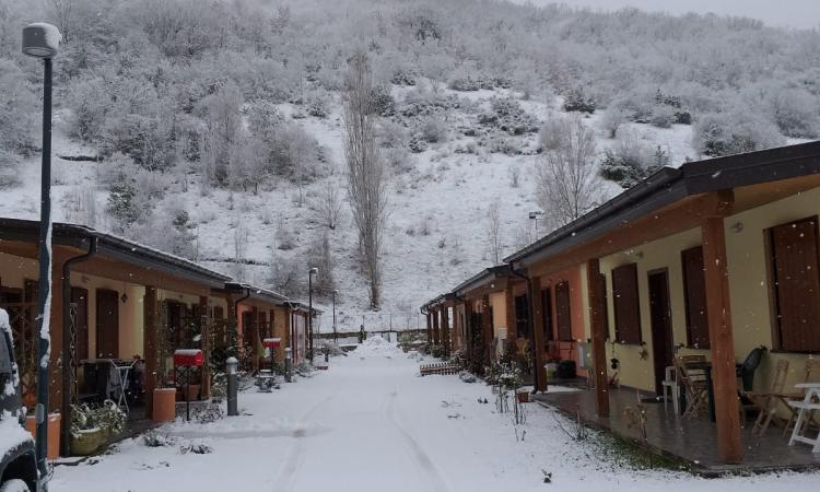 Arrivata la neve nelle zone colpite dal sisma, disagi anche sulla Salaria Arrivata la neve nelle zone colpite dal sisma, disagi anche sulla Salaria