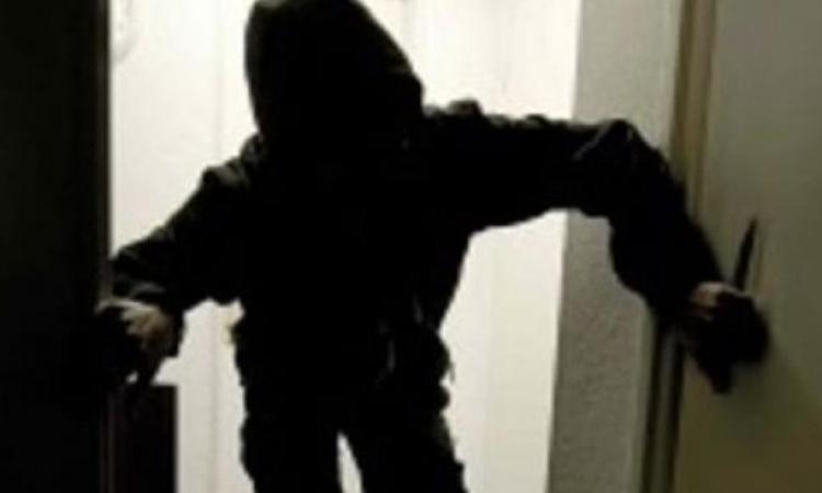 Civitanova, ladro tenta d'introdursi in una casa dove ci sono una madre con sua figlia piccola: scoperto si dà alla fuga