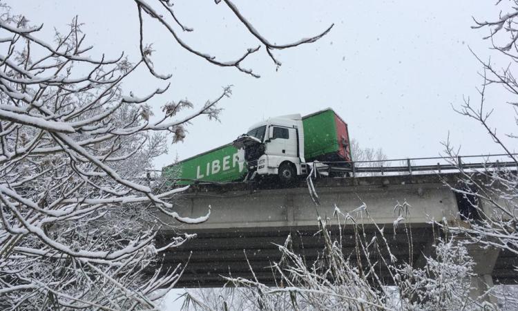 Incidente SS77, Camion in bilico sul cavalcavia rischia di cadere nel vuoto (FOTO e VIDEO) Incidente SS77, Camion in bilico sul cavalcavia rischia di cadere nel vuoto (FOTO e VIDEO)