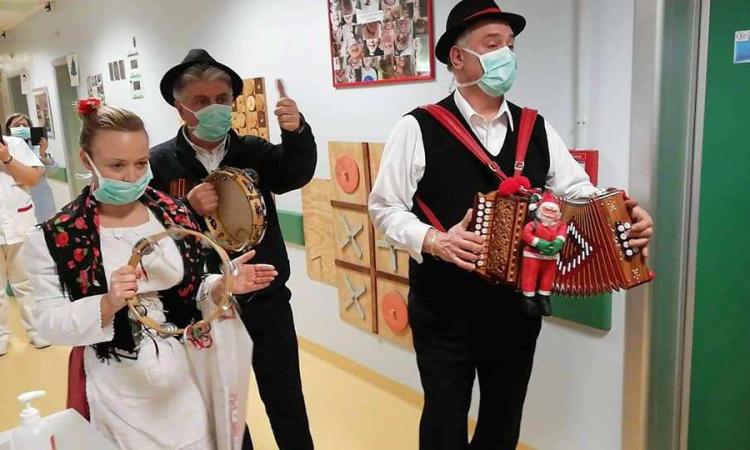 "Li Matti de Montecò", l'associazione culturale ha portato musica e doni ai bambini del Salesi