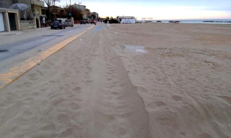 Civitanova, la sabbia sulla ciclabile divide i social: "prendete una pala invece di fare video"
