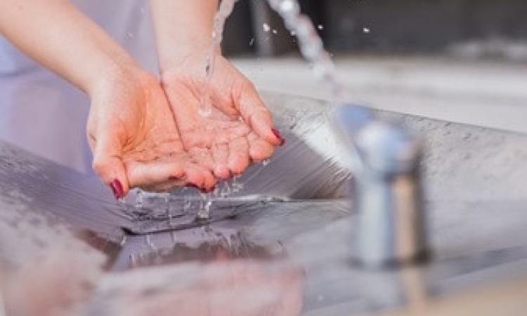 L'acqua scarseggia, a Camerino arriva l'autobotte: "Limitarsi all'uso potabile domestico" L'acqua scarseggia, a Camerino arriva l'autobotte: "Limitarsi all'uso potabile domestico"