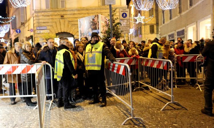 Macerata, la befana porta il carbone all'amministrazione Carancini