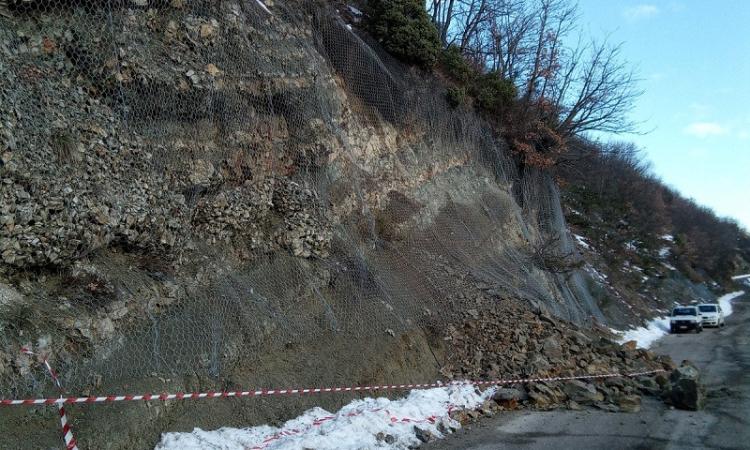 Chiusa la provinciale "58 Lago di Fiastra" a causa di una frana