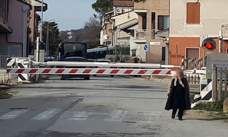 Montecosaro, passaggio a livello in tilt: treno fermo per 30 minuti nelle campagne