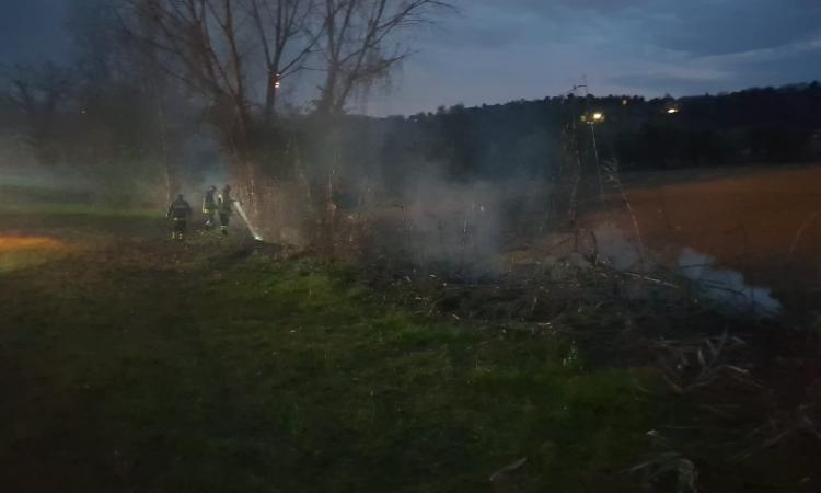Tragedia a Potenza Picena, dà fuoco alle sterpaglie ma rimane carbonizzato (FOTO)