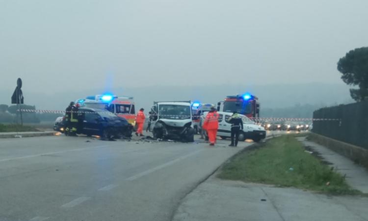 Casette d'Ete, violento scontro tra un'auto e un furgone Casette d'Ete, violento scontro tra un'auto e un furgone