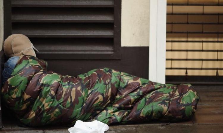 Civitanova, giaciglio di un clochard in un'area privata, i proprietari gli scrivono un messaggio: "Vattene" Civitanova, giaciglio di un clochard in un'area privata, i proprietari gli scrivono un messaggio: "Vattene"
