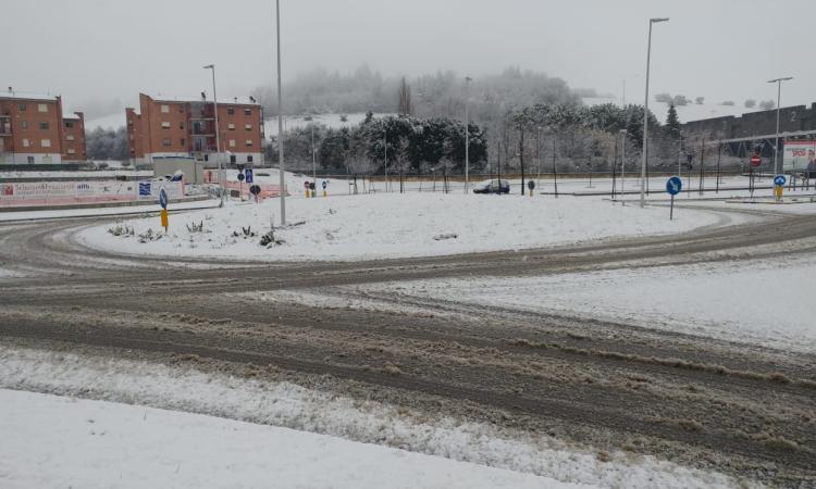 Forte nevicata in corso a Tolentino: strade imbiancate (FOTO)