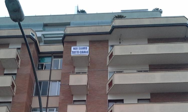 Compare lo striscione: "Noi siamo tutti Carlo". Commuove la storia del bimbo in affidamento