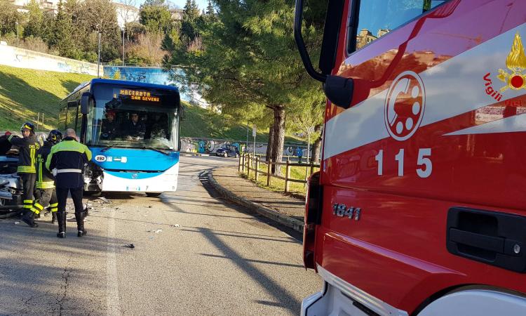 Macerata, Giardini Diaz: scontro tra auto e pullman con passeggeri a bordo (FOTO)
