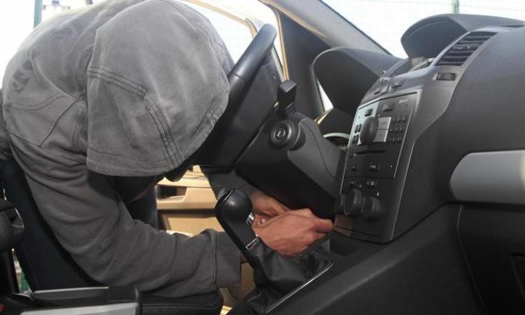 Faccia a faccia con i ladri che gli smontano l'auto: non riparte e interviene il carro attrezzi