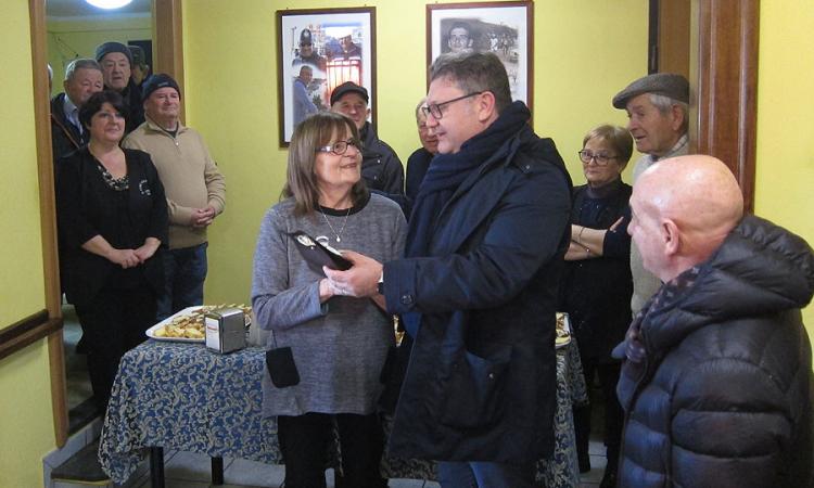 Montecosaro, festa al circolo Acli per salutare il congedo della storica barista Giovanna Bracalente (FOTO) Montecosaro, festa al circolo Acli per salutare il congedo della storica barista Giovanna Bracalente (FOTO)