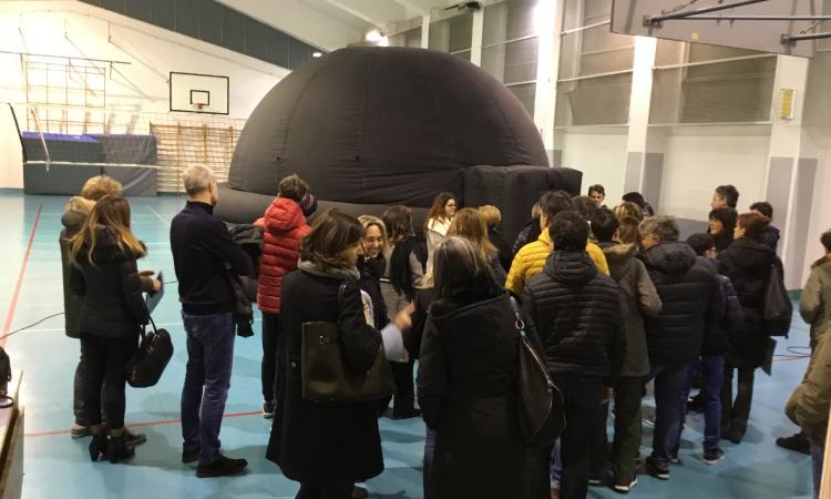 Grande successo per il planetario digitale all'ITE Gentili: tanti studenti alla "scuola aperta"