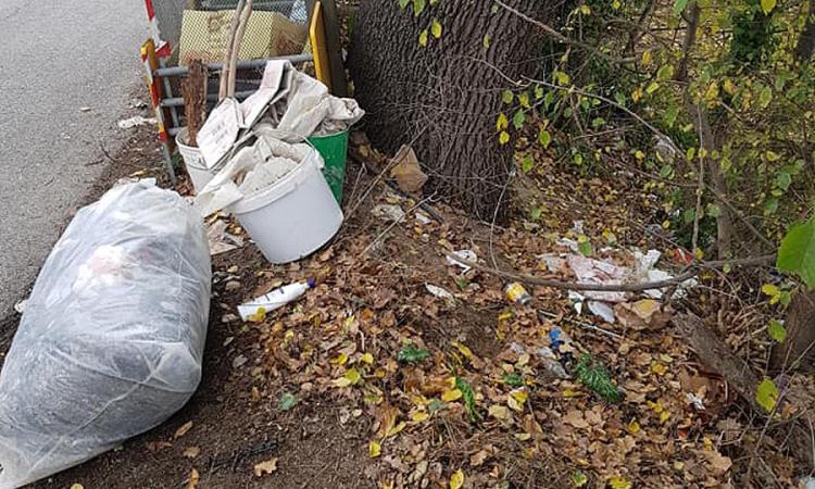Montecosaro, muratore col vizietto di abbandonare rifiuti (FOTO)