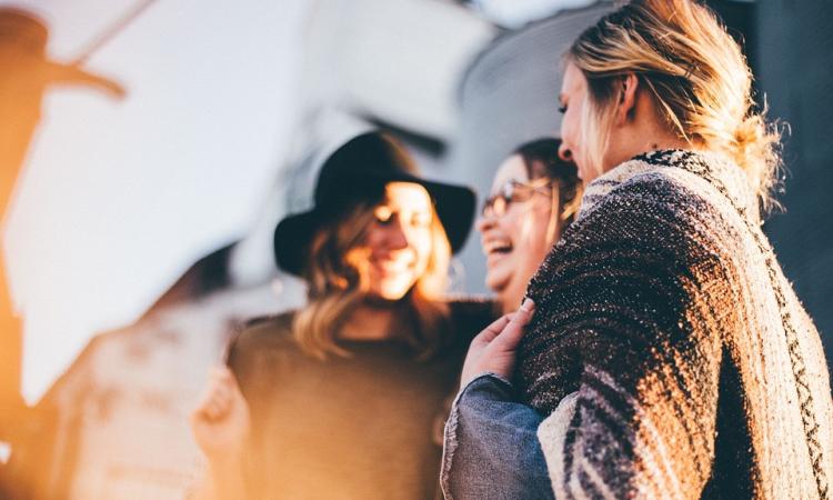 Posto fisso a 56 anni, le amiche festeggiano e le rompono una costola