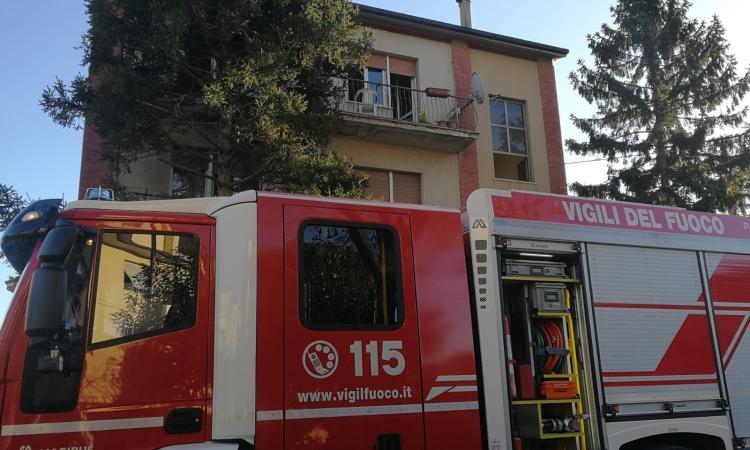 Corridonia, torna a casa e la vede in fiamme: anziano colto da malore (FOTO) Corridonia, torna a casa e la vede in fiamme: anziano colto da malore (FOTO)