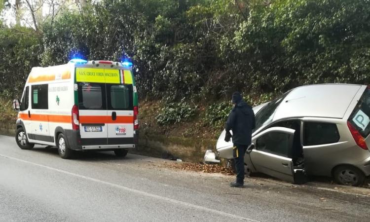 Macerata, auto esce fuori strada in via dei Velini: 3 feriti lievi (Foto)