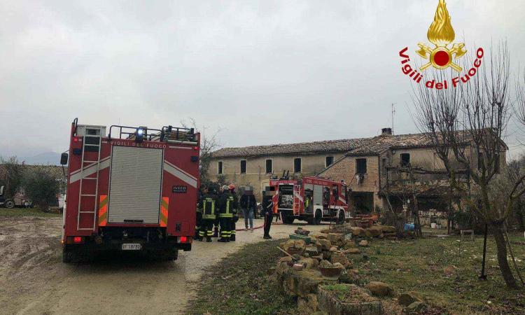Matelica, incendio in una casa di campagna Matelica, incendio in una casa di campagna