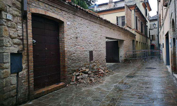 Tolentino, piccolo crollo di un muro di cinta: via Mestica chiusa al traffico
