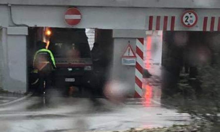 Il sottopasso del Castellaro colpisce ancora: ambulanza incastrata con paziente a bordo (FOTO)