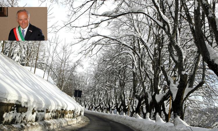 Cingoli, il sindaco Saltamartini a bordo dello spazzaneve alle 4 del mattino (VIDEO)