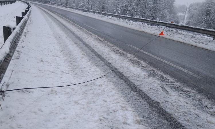 Camerino, cavo Enel lungo la carreggiata: superstrada chiusa (FOTO)