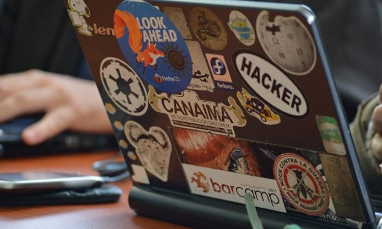 Distribuivano in rete prime visioni cinematografiche: denunciati 4 hacker