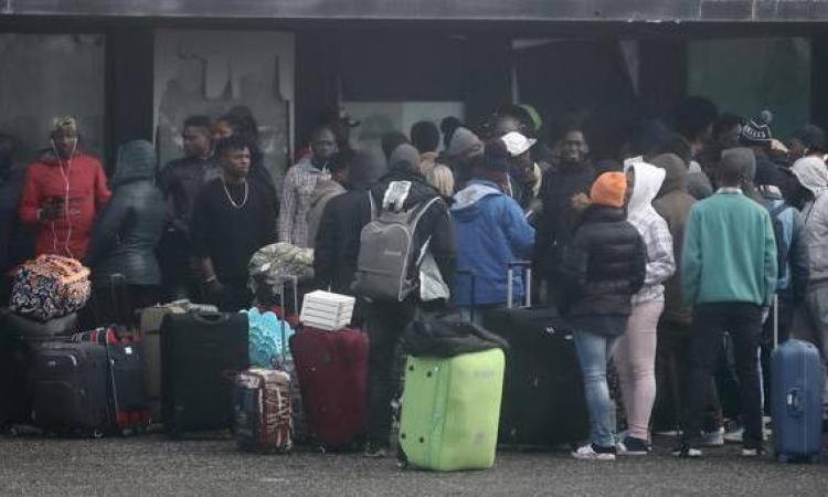 30 migranti del Cara di Castelnuovo sono stati trasferiti nelle Marche