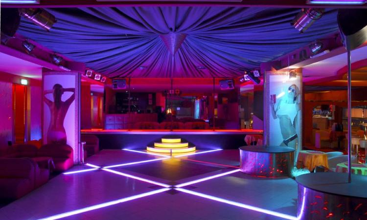 Trodica, resa dei conti fuori dall'Eden Club: sparano a un giovane buttafuori Trodica, resa dei conti fuori dall'Eden Club: sparano a un giovane buttafuori