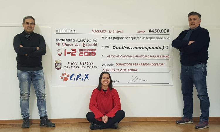 Sforzacosta, consegnato un assegno di 450 euro all'associazione onlus "Genitori & Figli per mano" Sforzacosta, consegnato un assegno di 450 euro all'associazione onlus "Genitori & Figli per mano"