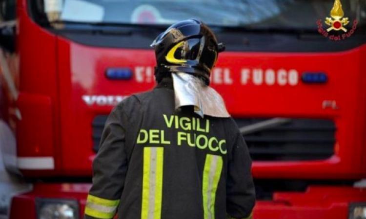 Valfornace, vasto incendio a ridosso di una zona boschiva: pronto intervento dei Vigili del Fuoco