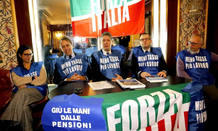 Macerata, Forza Italia scende in campo coi gilet azzurri (VIDEO)