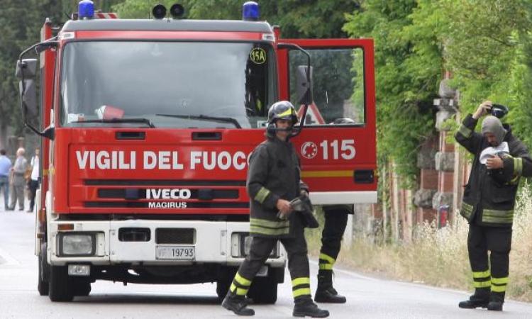 Matelica. Finisce fuori strada con l'auto vicino al passaggio al livello Matelica. Finisce fuori strada con l'auto vicino al passaggio al livello