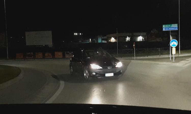 Civitanova, auto contromano in rotatoria (VIDEO)