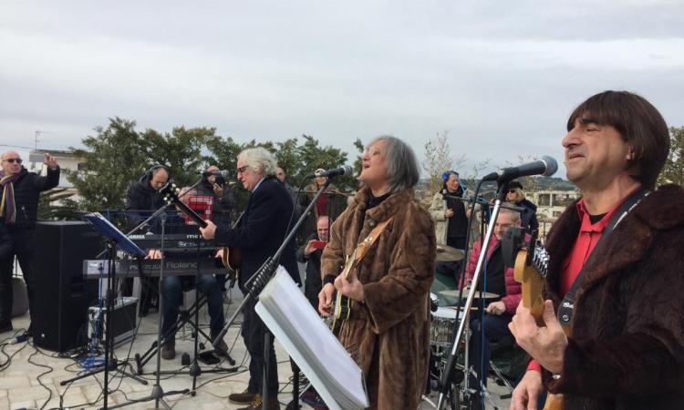 Civitanova, 50° del "Rooftop Concert": i Talk Radio omaggiano i Beatles dal tetto di un palazzo del centro Civitanova, 50° del "Rooftop Concert": i Talk Radio omaggiano i Beatles dal tetto di un palazzo del centro