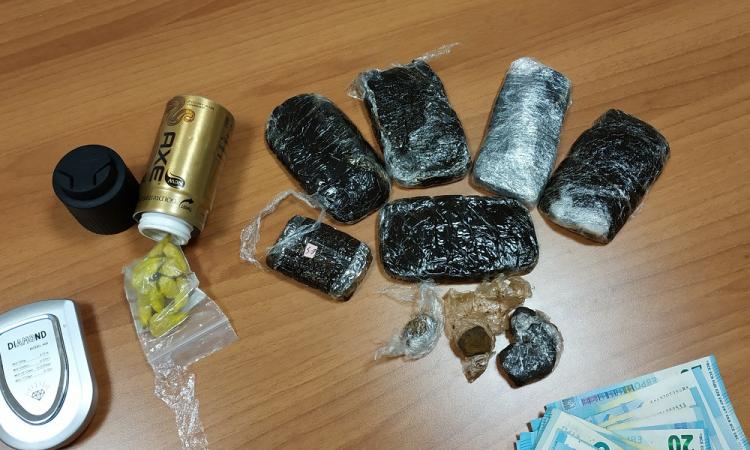 Urbisaglia, nascondevano la droga nelle bombolette dei deodoranti: arrestata una coppia (FOTO) Urbisaglia, nascondevano la droga nelle bombolette dei deodoranti: arrestata una coppia (FOTO)