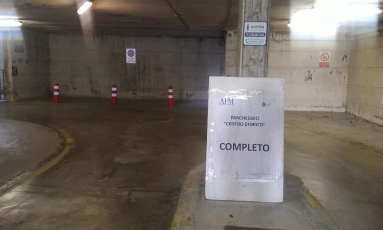 Al parcheggio dei Giardini Diaz il cartello: "Completo". Ma all'interno ci sono ancora posti (FOTO)