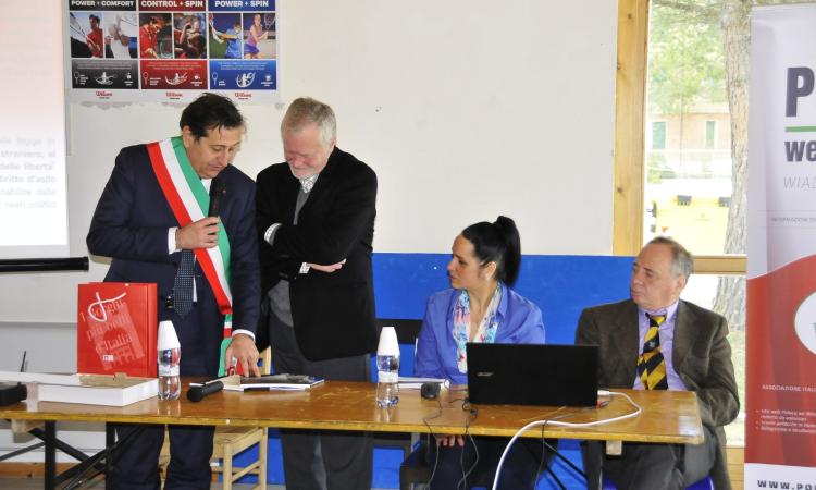 L’Ex Ambasciatore di Polonia in visita agli studenti dell’Istituto A. Gentili di San Ginesio (FOTO) L’Ex Ambasciatore di Polonia in visita agli studenti dell’Istituto A. Gentili di San Ginesio (FOTO)
