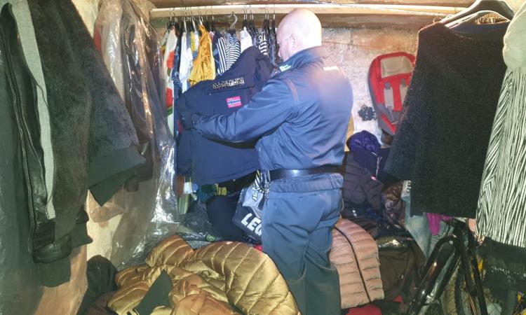 Venti grammi di hashish addosso: in casa aveva 81 capi contraffatti