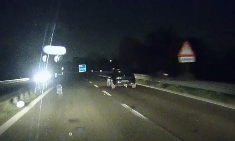 Civitanova, auto viaggia senza luci: pericolo in superstrada (FOTO) Civitanova, auto viaggia senza luci: pericolo in superstrada (FOTO)
