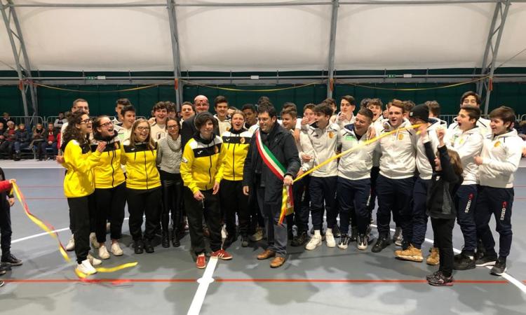 Recanati, riaperto il campo da calcetto: grande festa giallo rossa per la copertura dell'impianto di gioco